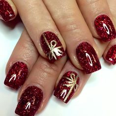 Cute Christmas Nails Design, Christmas Nails Summer, Square Acrylic Nails Christmas, Christmas Short Nails Design, Red And Glitter Nails, Christmas Nail Art Red, Trending Christmas Nails, Christmas Glitter Nails