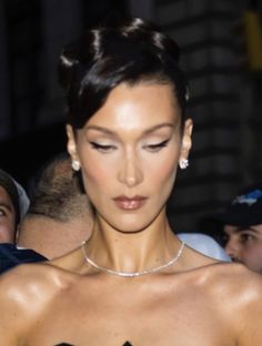 Bella Hadid Pictures, Isabella Hadid, Bella Hadid Outfits, Bella Hadid Style, Ethereal Makeup, Clear Face, Makeup For Green Eyes, Celebrity Makeup, Model Life