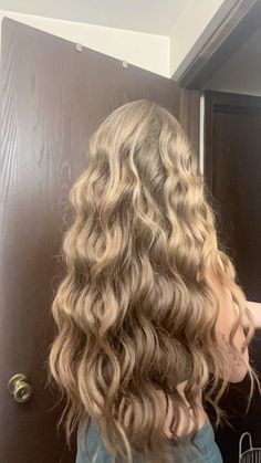 #hair #curls #longhair Light Curls Long Hair, Wavy Crimped Hair, Utah Curls, Wavy Hair Blonde, Mermaid Curls, Wybie Lovat, Soft Curl Hairstyles, Cute Hairstyles With Curls, Hair Curled