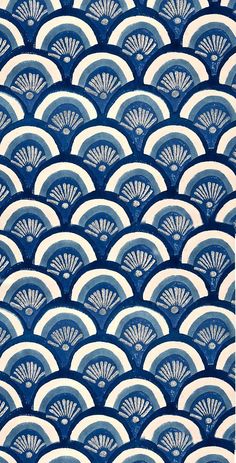 an art deco wallpaper with green and white fan design