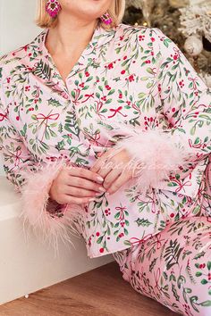 Christmas Lounge, Shirt Collar Styles, Pink Pajamas, Pink Holiday, Party Kleidung, Holiday Pajamas, Cute Pajamas, Pink Feathers, Holiday Prints