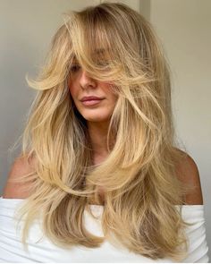 🌟 Shine Bright with Stunning Highlights! 🌟 Explore 32 beautiful blonde and caramel highlight ideas that will transform your hair. Whether you’re looking for a subtle, natural blend or bold, eye-catching streaks, these highlight styles add depth, dimension, and a touch of elegance to your look. Perfect for any season, these ideas will inspire your next salon visit. Save this pin for your next hair appointment and get ready to shine with a fresh, fabulous hairstyle! 💇‍♀️✨ #HairInspo #BlondeHighlights #CaramelHighlights #HairGoals #BeautyTrends Blonde And Caramel Highlights, Warm Golden Blonde Hair, Highlight Styles, Blonde And Caramel, Blonde Caramel Highlights, Caramel Highlight, Cousin Itt, Balyage Hair, Hair Refresh