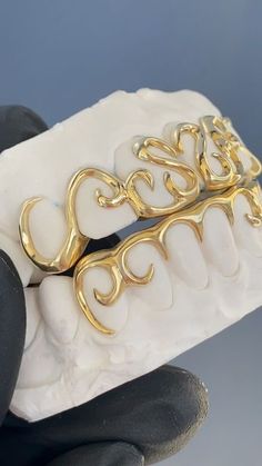 Grills Design Teeth, Rare Body Features, Grill Designs Teeth, Subtle Grillz, Grillz Teeth Design, Flower Grillz, Fang Grillz Women, Grills Teeth Aesthetic, Gold Grill Women