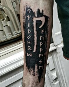 a man with a tattoo on his leg that has the letter p painted on it