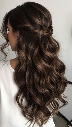 Hair Styles On Wavy Hair, Wavy Hair Women Long, Natural Wedding Hair Down, Waved Hair Hairstyles, Long Curly Hair Styles For Prom, Wavy Hair For Wedding, Curly Waves Hairstyles, Wavy Hair Pictures, Waves Hairstyle For Women