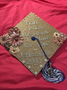 a graduation cap with flowers on it and the words for i know the plans i have for you