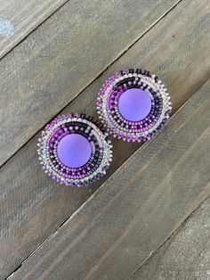 Made with size 11 Czech beads, rhinestone banding & on fingernail posts. Seed Beads Jewelry, Beautiful Beaded Earring, Native American Beadwork Patterns, Beading Designs, Native American Beaded Earrings, Beaded Earring, Native American Beadwork, Arts N Crafts, Handmade Earrings Beaded