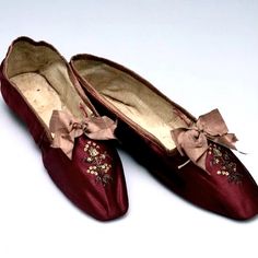 Shoes Europe, Century Shoes, Historical Shoes, Island School, Regency Era Fashion, Regency Fashion, Metallic Yarn, Latest Shoe Trends, Historical Dresses