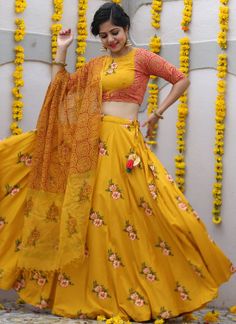 Haldi Dresses, Lehenga Sari, Orang India, Sari Lehenga, Heavy Dupatta, Haldi Outfits, Lehenga Saree Design, Haldi Outfit, Lehenga Choli Designs