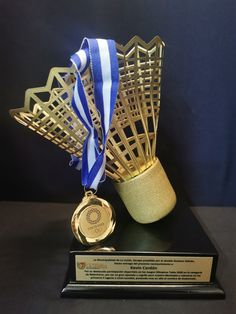 Galardón del gallito de bádminton sobre base negra brillante y plaqueta dorada. Badminton Motivation, Badminton Trophy, The Glow Up, Creative Profile Picture