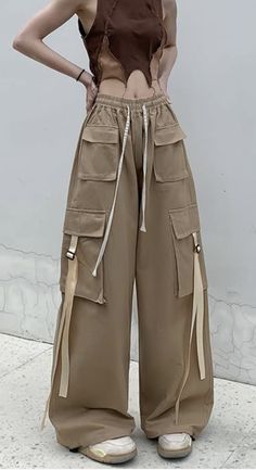 Arynna - Plenty of storage: With multiple pockets, these cargo pants for women provide ample space for all your essentials, including your phone, keys, and wallet Trendy Cargo Pants, Urban Adventure, Celana Kargo, Goth Harajuku, Women Cargo Pants, Baggy Cargo Pants, Blouse Tank Top, Y2k Vibes, Style Cargo