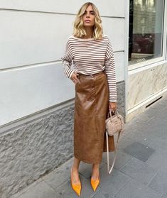 Spring Dress Trends, Brown Leather Skirt, Leather Skirt Outfit, Old Money Fashion, Money Fashion, Stylish Work Attire, Mode Casual, Elegante Casual