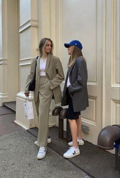 Lesbian Formal Outfits, Veja Women, Prep Fashion, Hot Couture, Office Outfits Women Casual, Smart Casual Women Outfits, Baseball Cap Outfit, Money Clothes, Woman In Suit