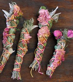 Lovely smudge bundles: rosemary, sage, dried roses Sacred Space Altar, Pagan Crafts, Witchy Crafts, Plant Guide, Altar Decorations, Meditation Room, Types Of Flowers