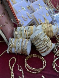 Jewerly Stacks Gold, Gold Jewellery Stack, Summer Gold Stackable Jewelry, Jewlerie Aesthetic Gold And Silver, Gold Jewelry Maximalist, Gold Jewlery Brown Girl, Pretty Stacks, Xoxo Jewelry, Bracelets And Rings