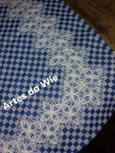 the table cloth is blue and white with an image of flowers on it that says artes do wie