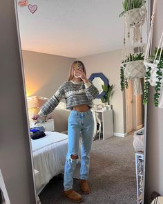 Sporty Event Outfits, Fall Outfit With Sweater, Fall Colored Outfits Women, School Fits Cold, Cute Fall Outfits Jeans, Cute Winter Outfits With Jeans, Fall Outfits Jeans, Sweater Uggs, Outfit Ideas Jeans