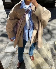 Utility Jacket Street Style, Autumn 24 Outfits, Summer Rain Outfit, Short Trench Coat Outfit, Transitional Outfits Summer To Fall, Beige Jacket Outfit, Layered Outfits Aesthetic, Look Adidas, Estilo Indie