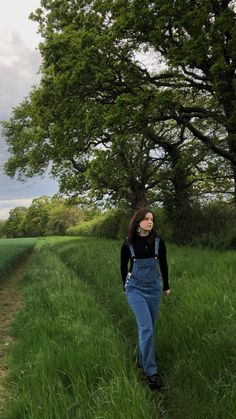 Jeans Overall Outfit, Suspender Jeans, Overall Outfit, Suspenders For Women, Brunette Girl, Aesthetic Outfits, Outfits Aesthetic, Suspenders, Maquillaje De Ojos