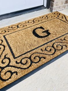 a door mat with the letter g on it