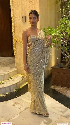 Indian Wedding Saree, South Indian Wedding Saree, Bridal Sari, Sarees For Girls, Indian Outfits Lehenga, Asian Bridal Dresses, Fan Theories, Indian Fashion Saree