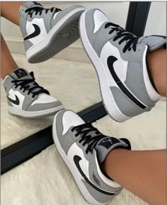 Sepatu Air Jordan, Sneaker Nike, Trendy Shoes Sneakers, Nike Shoes Girls, Jordan Shoes Girls, Jordan Shoes Retro, Custom Nike Shoes, Shoes Sneakers Jordans, All Nike Shoes