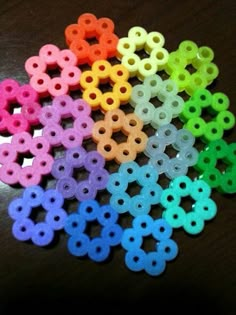 there are many different colors of beads on the table