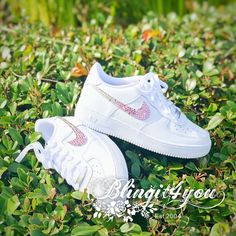 "P A C K A G E ◾ C O N T E N T S ♥ 1 PAIR NIKE AIR FORCE 1 '07 SHOES BLINGED WITH SWAROVSKI® CRYSTAL ♥ CHOICE OF FINISH: 2 SWOOSHES, 4 SWOOSHES, BACK SWOOSHES OR OTHER PARTS ♥ CHOICE OF SIZE: YOU MIGHT RECEIVE \"BIG KIDS\" (BK) VERSION/SIZE, OR \"MEN\" (M)VERSION/SIZE, WHICH EQUIVALENT TO WOMEN VERSION/SIZE ♥ LISTED ITEM WAS MADE WITH CLEAR & LIGHT AMETHYST SWAROVSKI® CRYSTAL DETAIL DESCRIPTION AS BELOW ♥ FINISH: (1) OUTER 2 NIKE SWOOSH LOGO (2) INNER + OUTER ALL 4 NIKE SWOOSH LOGO (3) OUTER 2 N Air Force 1 All White, Dancing Shoes Wedding, Bling Nike Shoes, Custom Wedding Shoes, All White Sneakers, Af1 Shoes, Womens Costume, Nike Air Force One, Custom Bling