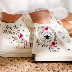 The white Converse High Top embroidered with blue flowers for the wedding was inspired by the gorgeous bridal bouquet. With many years of experience embroidering wedding shoes for the bride, this time I was really happy to receive a personalized canvas sneaker embroidery design for a very special guest. They sent me wedding photos and sweet bouquets of flowers. I love them and also love this custom embroidered item. If you also need a pair of Converse Wedding Shoes or a pair of Vans Shoes for th Converse Flower Embroidery, Sneaker Embroidery, Wedding Converse Bride, Converse Bride, Flower Converse, Embroidery Converse, Custom Converse Shoes, Converse Wedding, Bridal Converse