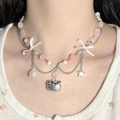 Collier avec nœud en forme de chat mignon KI338
 
Découvrez le charme irrésistible de notre collier Sweet Kitty Bow et laissez-le faire partie de votre style. Ce collier est un excellent cadeau pour tous ceux qui apprécient la magie des accessoires adorables et souhaitent ajouter une touche d'élégance kawaii à leur collection de bijoux.

 Caractéristiques principales :

 💕 Découvrez une élégance adorable avec notre collier à nœud Sweet Kitty

 🐱 Ravissante combinaison de chatons adorables et d'un pendentif en forme de nœud sophistiqué

 🎀 Soigneusement conçu pour un look attachant et accrocheur

 ✨ Chaîne réglable pour un ajustement personnalisé Hello Kitty Bow, Hello Kitty Baby, Kitty Baby, Pearl Chain Necklace, Necklace Cute, Ribbon Necklace, Bow Necklace, Jewelry Accessories Ideas, Cat Pendants