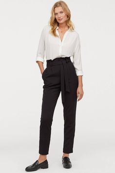 Professional Summer Work Outfits, Bag Pants Outfit, Paper Bag Pants Outfit, Work Outfits Frauen, Black Pants Outfit, Paper Bag Pants, Bag Pants