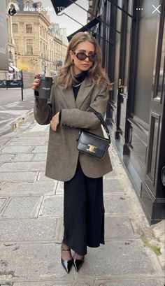 Finance Job Outfit, Oliva Pope Fashion, Outfit Formal Mujer, 40s Mode, Walking Down The Street, Corporate Outfits, Paris Outfits, Mode Casual