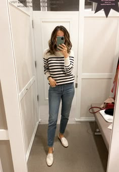 Fitting Room Snapshots (LOFT) Mom Travel Outfit, Sweatshirt Outfits Women, Conrad Style, Loft Outfits, Lauren Conrad Style, Outfit With Jeans, Classic Chic Style, Style Analysis, Mom Travel