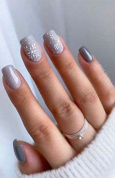 Latest Nails Fashion Ideas Please click on photo for more trending fashion ideas please Like and Subscribe My Channel I need Your Sprout Grey Christmas Nails, Unghie Sfumate, Christmas Gel Nails, Makijaż Smokey Eye, Snowflake Nails, Christmas Nails Acrylic, New Year's Nails