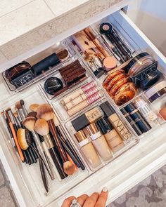 Motivation Monday: How to Organize Your Bathroom Like a Pro - Bring Your Own Beauty Bring Your Own Beauty Small Bathroom Organization Ideas, Bathroom Vanity Organization, درج السلم, Bathroom Drawer Organization, Makeup Drawer Organization, Small Bathroom Organization, Diy Bathroom Storage