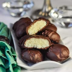 Easy Chocolate Coconut Balls. A no-bake cookie treat that’s like a coconut candy bar. A popular Holiday treat too! Chocolate Coconut Balls, Christmas Baking Easy, Snowballs Recipe, Newfoundland Recipes, Christmas Baking Cookies, Coconut Balls, Xmas Baking, Coconut Candy, Rock Recipes