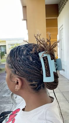 Mini Braids Claw Clip, Claw Clip Hairstyles Mini Twist, Claw Clip On Knotless Braids, Individual Braids On Natural Hair, Claw Clip With Box Braids, Natural 4c Braids, Small Braids On Natural Hair, Small Natural Braids, Mini Plaits Hairstyles Natural Hair