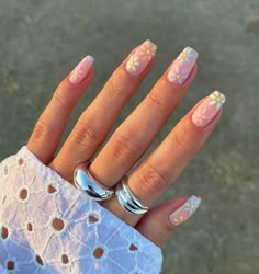 Pastel Daisy Nails, Nude Summer Nails, Summer Nails With Flowers, Italy Nails, Daisy Nail Art, Spring Acrylic Nails, Summer Manicure, Daisy Nails