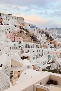 Whether you’re visiting for a holiday, or as your romantic honeymoon destination, this travel guide includes all the things to do in Santorini, as well as budget tips and the best hotels. Hallway Quotes, Pictures Hallway, Farmhouse Colorful, Kmart Bedroom, Ikea Christmas, Lounge Luxury, Country Industrial