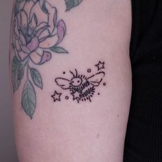 Bee Movie Tattoo, Cute Bumblebee Drawing, Strawberry And Bee Tattoo, Small Cute Bee Tattoo, Bumblebee Tattoo Ideas, Bumble Bee Flower Tattoo, Funny Bee Tattoo, Cute Bumblebee Tattoo, Bumblebee Tattoo Design