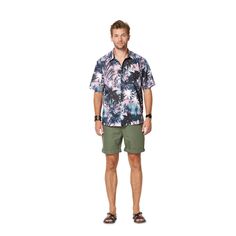 Mens Shirt with Collar.Burda Sewing Pattern 6349.Size 36-38-40-42-44-46-48-50.A classic collared mens shirt in Hawaii-Look for leisure and beach wear. Make it up in a solid colour fabric or plaid/check and it will work at the office, too. The shirt with a stand collar in India-Look will also be popular choice.Recommended fabricsCotton fabrics, viscose-rayon, linen. Sewing Machine Brands, Interfacing Sewing, Burda Sewing Patterns, Sewing Pattern Shop, Sew Over It, Shirt Sewing Pattern, Tilly And The Buttons, Kwik Sew, Costume Patterns