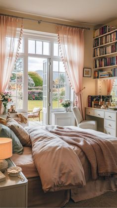 Cozy bedroom with a large bed, a desk, and a window overlooking a garden. Cozy Bedroom Decor Ideas, Minimalistic Bedroom, Bedroom Ideas Aesthetic, Cosy Bedroom, Bohemian Vibes