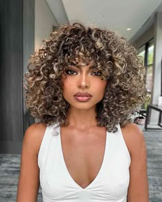 High Light Curly Hair, Curly Hair With Bangs Highlights, Curly Bangs Highlights, Curly Hair Bangs Highlights, Natural Curls With Highlights, Sunkissed Balayage Curly Hair, White Highlights On Curly Hair, Honey Blonde Highlights Curly Hair Black Women, Natural Curly Hair With Blonde Highlights