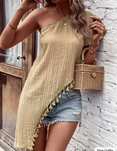 Fashion Show Dresses, Bridal Bra, Khaki Tops, Blouse Casual Fashion, Hem Blouse, Dress Up Outfits, Stylish Dress Book, Fashion Videos, African Design Dresses