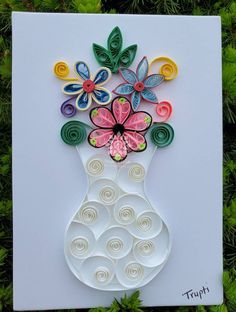 This beautiful paper quilling flower vase frame is perfect for someone special in your life. This can be a gift for any occasion like birthday, anniversary, wedding, mother's day, father's day, valentine's day, Christmas, etc. This frame is perfect for your house, office, or dorm room decoration. It will be a pleasant surprise for your loved ones and it will remain for long memory.  This beautiful frame is made up of paper strips. I used 6.35 mm wide strips scrolls to make a vase. I use 4mm wide strips to make different color flowers. First I made small shapes and glued those shapes together to make flowers. Then I glued all flowers and other elements on the mat board. ⭐ Frame Size: 5 by 7 inches ⭐ You can get this flower vase in a white or black frame. ⭐ This frame is ready to ship so it Quilling Art Unique, Paper Quilling Flower, Amazing Paper Craft Ideas, Flowers For Cards, Craft Ideas For Beginners, Quilling Birthday Cards, Paper Quilling Flowers, Quilled Flowers, Paper Quilling Patterns