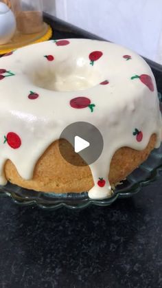 Lucinha | comida simples 👩🏼‍🍳 on Instagram: "Bolo amanteigado Com cobertura de porcelana👩🏼‍🍳

Bolo AMANTEIGADO 🍰( Mas é opcional , você pode usar Margarina também, que foi o que usei😉 e fica muito gostoso também)

 -ingredientes

3- ovos 
1- xícara de açúcar de 150ml
4- colher de sopa de margarina ou manteiga 
2-xicara de farinha de trigo de 150ml
1-xicara de leite de 150ml
1-colher de fermento em pó 

Cobertura de porcelana 

200 - grama açúcar de confeiteiro 
60- de leite em pó 
40- ml de água 

Você faz no fogo ou no microondas 

Tempo para fazer a cobertura foi de 15 minutos

Tamanho da forma 22

Eu não tinha manteiga Fez com margarina e deu super certo e fica gostoso do mesmo jeito 🫶"