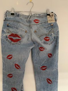 Jeans With Painting, 90s Painted Jeans, Western Jean Painting, Vintage Diy Clothes, Diy Clothes Painting Ideas, Painted Clothes Diy Jeans, Art On Clothes Paint, Hand Painted Jeans Diy Ideas, Words On Jeans