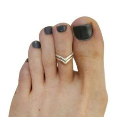 Double Chevron Adjustable Toe Ring. Made With Sterling Silver And 14k Gold Filled. Handmade In The Usa. Leg Finger Ring, Toes Ring Silver, Girly Pics, Toe Ring Designs, Gold Toe Rings, Legs Ring, Sapphire Engagement Ring Set, Sterling Silver Toe Rings, Gold Flower Ring