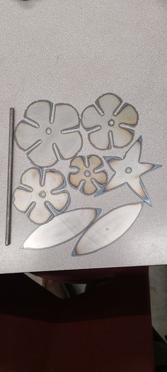 This a fun for all ages weld together DIY metal rose or flower kit. The kit includes four layers of petals, a star for the bottom, two leaves, one 8in stem and instructions. The kit is raw material and requires your creativity to weld together.  made from 20G mild steel and is very easy to bend and create.  These kits can be left raw as I have done in the photos, they can be painted or powder coated to add color.  Tools required: Welder of any kind Grinder Needle nose pliers Hammer  Buy more and save, I ship USPS priority flat rate. so the more that can fit in the small box the cheaper it is.  Note: Stem is cut at 8in for lower shipping cost but buyer can use a longer rod if they want. Also the holes in the pedals are smaller than the rod so you can plug weld it together without stem stick Metal Roses, Metal Art Sculpture, Flower Rose, Diy Metal, Metal Flower, Metal Projects, Project Based Learning, Scrap Metal Art, Scrap Metal