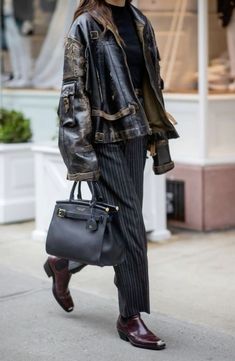 Achromatic Outfit Style, Leather Jacket Under Coat Outfit, Retro Leather Jacket Outfit, Luxury Alternative Style Leather Jacket For Fall, London Grunge Fashion, New York Street Style Fall, Elevated Basics Style Winter, 90s New York Fashion Street Styles, Monkcore Outfits